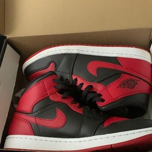 Jordan 1 mid Banned